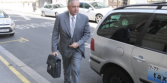 Zagreb, 310512.Danas je na Zupanijskom sudu u Zagrebu nastavljeno sudjenje bivsem premijeru Ivi Sanaderu za slucaj Ina -Mol.Na fotografiji: Ivo Sanader dolazi na sudjenje.Foto: Admir Buljubasic / CROPIX
