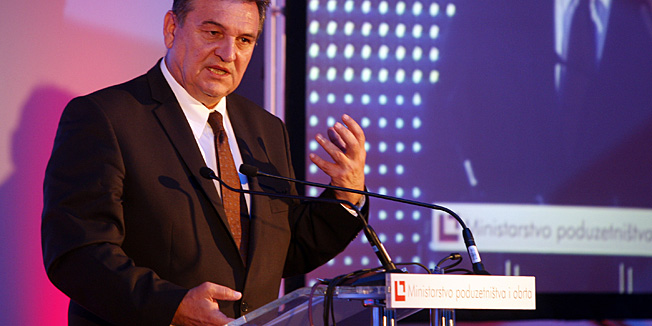 Cakovec, 010612.U toplicama Sveti Martin na Muri odrzava se 16. nacionalno savjetovanje o gospodarstvu i poduzetnistvu. Savjetovanje je u organizaciji ministarstva rada i poduzetnistva, a prisustvovali su prvi potpredsjednik Vlade Radimir Cacic, potpredsjednik Vlade Branko Grcic, ministri Slavko Linic, Tihomir Jakovina i Gordan Maras. Savjetovanje je otvorio predsjednik Ivo Josipovic.Na slici: prvi potpredsjednik Vlade Radimir Cacic.Foto: Zeljko Hajdinjak / Cropix