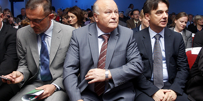 Cakovec, 010612.U toplicama Sveti Martin na Muri odrzava se 16. nacionalno savjetovanje o gospodarstvu i poduzetnistvu. Savjetovanje je u organizaciji ministarstva rada i poduzetnistva, a prisustvovali su prvi potpredsjednik Vlade Radimir Cacic, potpredsjednik Vlade Branko Grcic, ministri Slavko Linic, Tihomir Jakovina i Gordan Maras. Savjetovanje je otvorio predsjednik Ivo Josipovic.Na slici: Tihomir Jakovina, Slavko Linic i Branko Grcic.Foto: Zeljko Hajdinjak / Cropix