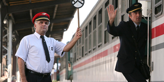 Zagreb, 051009.Hrvatske zeljeznice danas obiljezavaju svoj dan. On se obiljezava u znak sjecanja na 5. listopada 1990. kada je Hrvatski sabor donio Zakon prema kojem su prvi put sve pruge na teritoriju Republike Hrvatske postale sastavni dio jednoga poduzeca - Hrvatskih zeljeznica.Na slici: prometnik vlakova Marijan Dukic i kondukter na zagrebackom Kolodvoru. Foto: Damjan Tadic / CROPIX