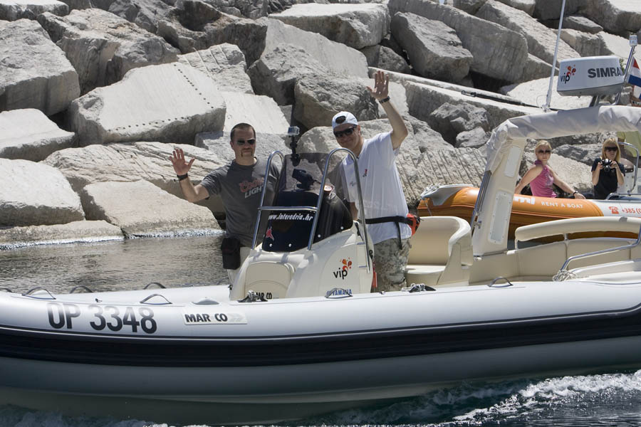 Icici, 050312.Nas skijas Ivica Kostelic danas se uputio iz marine Icici na putovanje gumenjakom do Grcke.U avanturi mu se pridruzio i fotograf  lista Glorija Matko Stankovic. Uz prijatelje na put ih je ispratila i Ivicina sestra Janica.Foto: Zeljko Sop / CROPIX