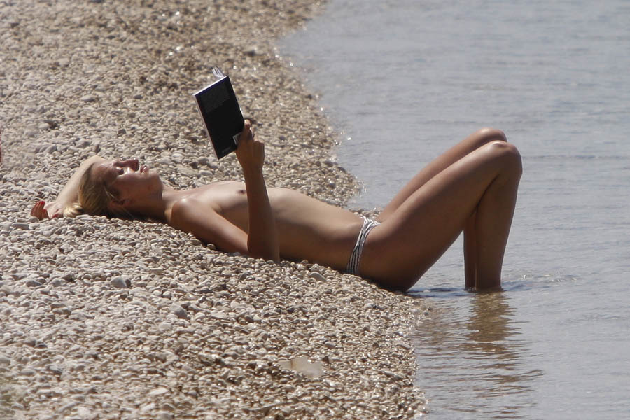 Makarska, 070612.Priblizavanjem ljeta makarske plaze se polako pune kupacima a kako se temperatura mora i zraka srece na nekih 20-ak stupnjeva Celzija vecina se jos uvijek odlucuje za krace kupanje i vecinu vremena provode na suncu.Na slici : Kupacica na makarskoj plazi.Foto: Ivo Ravlic / CROPIX