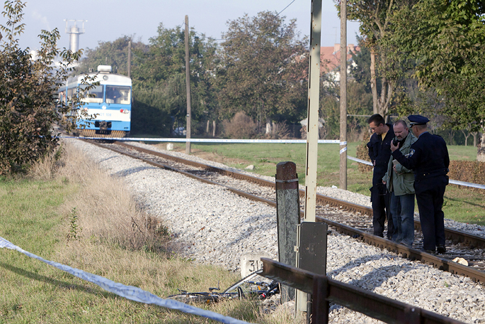 Bjelovar, 221009.U bjelovarskom prigradskom naselju Male Sredice u cetvrtak u jutro motorni vlak na relaciji Bjelovar - Zagreb naletio je na 15-godisnjaka koji je s biciklom prelazio prugu i s teskim je ozljedama prevezen u bjelovarsku Opcu bolnicu.Foto: Goran Matejak / Bjelovarski list / CROPIX