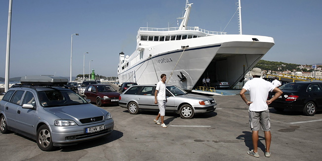 Split, 290809.Zadnji vikend u 8. mjesecu prolazi bez guzvi u gradskoj luci i autobusnom kolodvoru.Malo veci broj turista moze se susresti pri ukrcaju na turisticke jedrenjake kojih bude tridesetak vezano uz rivu.Foto: Duje Klaric / CROPIX