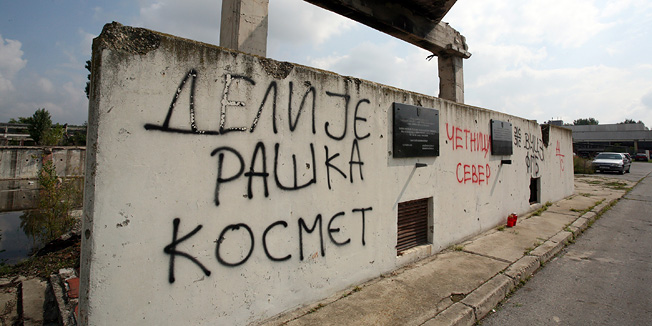 Vukovar, 130910.Grafiti neprimjerenog i nacionalistickog sadrzaja ispisani cirilicnim pismom osvanuli kod spomen-obiljezja na mjestu srusene zgrade Borovo Commercea u Vukovaru. Ispisane su rijeci 