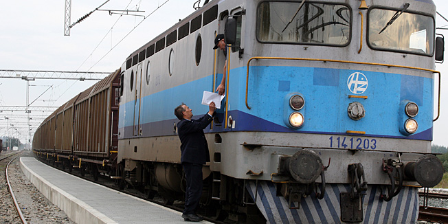 Tovarnik, 041010.Prvi teretni vlak zajednicke zeljeznicke tvrtke Slovenije, Hrvatske i Srbije, Cargo 10, krenuo  iz Paracina u Srbiji, a vozit ce do Sezane u Sloveniji. Rijec je o vlaku s 32 teretna vagona koji prevozi brikete drva namijenjene talijanskom trzistu. Na fotografiji vlak Cargo 10 usao u Hrvatsku i zaustavio se nakratko u zeljeznickom kolodviru Tovarnik.Foto: Damir Glibusic / CROPIX