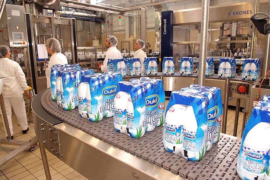 karlovac, 140910.Kosor otvorila KIM.Premijerka Kosor otvorila KIM-ov najsuvremeniji proizvodni pogom za punjenje trajnog mlijeka u boce, u kojeg je Dukat ulozio 20 milijuna kuna.Foto: Danijel Tuskan / Cropix