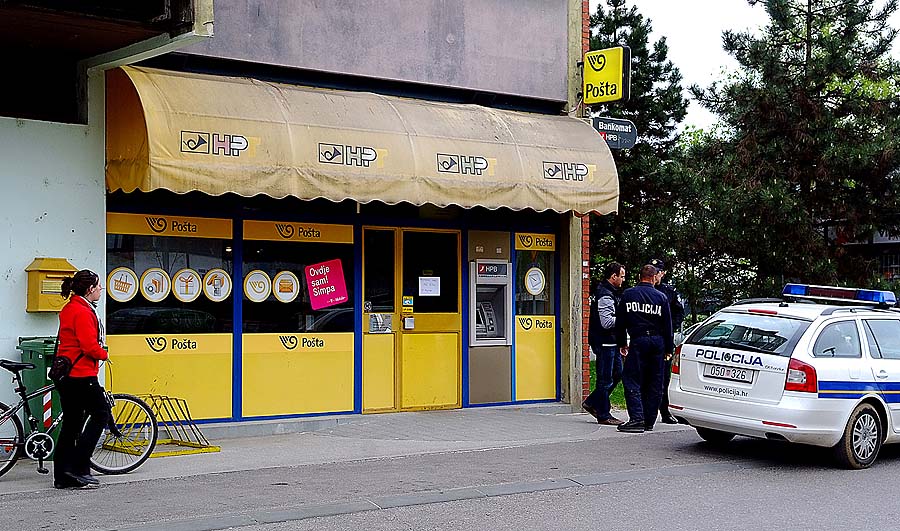 Karlovac, 140411.Zena stara oko 45 godina pokusala je plasticnim pistoljem oko 14.40 sati opljackati postu u GC Grabrik. Ubrzo je uhicena.Foto: Mario Pusic / CROPIX