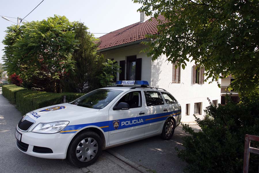 Veliko Trgovisce, 200511.U kaficu Capar  ubijen je 58 godisnjak, ranjen je 35 godisnjak. 24 godisnji ubojica je u bjegu.Na slici: policija ispred kuce od ubojice.Foto: Davor Pongracic / CROPIX