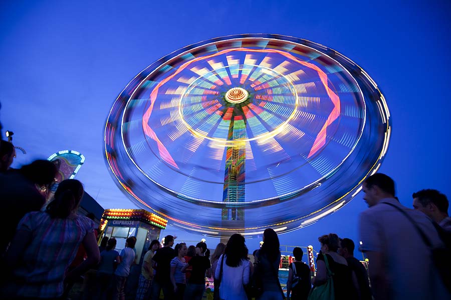 Osijek, 140611.Nakon sto su sinoc zavrsile sve mise za blagdan sv. Ante u Tvrdji guzva se preselila u obliznji lunapark kojim je dominirao ogroman vrtuljak.Foto: Vlado Kos / Cropix