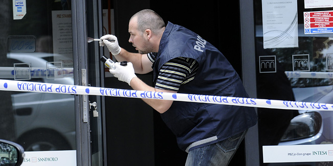 Zagreb, 240611.Sigetje, Gajnice.Danas je doslo do pljacke Privredne banke, gdje je nepoznata osoba uz prijetnju pistoljem razoruzala zastitara i otudjila nepoznatu kolicinu novca. Ocevid je u tijeku.Foto: Admir Buljubasic / CROPIX