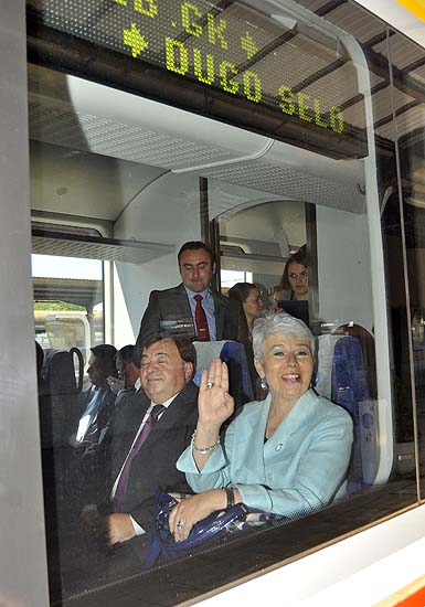 Zagreb, 030711.Hrvatske zeljeznice i Koncar elektroindustrija priredili su  promotivnu voznju prototipa elektromotornog vlaka za regionalni prijevoz, na relaciji Zagreb Glavni kolodvor - Dugo Selo i nazad.Na slici: Zlatko Rogozar i Jadranka Kosor u vlaku.Foto: Bruno Konjevic / CROPIX