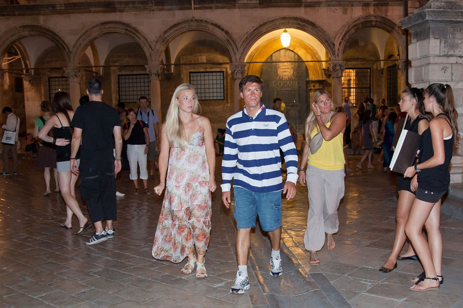 Dubrovnik 080811.Veceras je na Ljetnim igrama nastupio gitarist Pepe Romero uz zagrebacke soliste. Posebni gosti koncerta bili su Janica i Ivica Kostelic te Ivicina djevojka Elin. Kostelici ljetuju na Mljetu i za ovu priliku su doputovali nakratko u Dubrovnik. Snimljeni su na Stradunu prije pocetka koncerta.Foto: Sinisa Sunara / Cropix