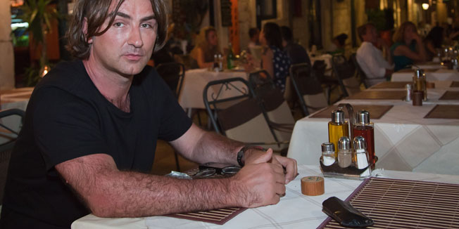 Dubrovnik, 090811.Zeljko Mitrovic, srpski poduzetnik ovih dana je u sredistu pozornosti zbog problema sa zapljenom jahte od strane hrvatske carine. Sinoc je dosta kasno stigao svojim avionom u Dubrovnik i pozurio pronaci neko mjesto u gradu za vecerati. U to vrijeme restorani u Dubrovniku se zatvaraju pa je jedva pronasao jedan u kojem je mogao vecerati (u drustvu prijatelja). Najavio je da je stigao u Dubrovnik izboriti se za svoju jahtu.Foto: Sinisa Sunara / CROPIX