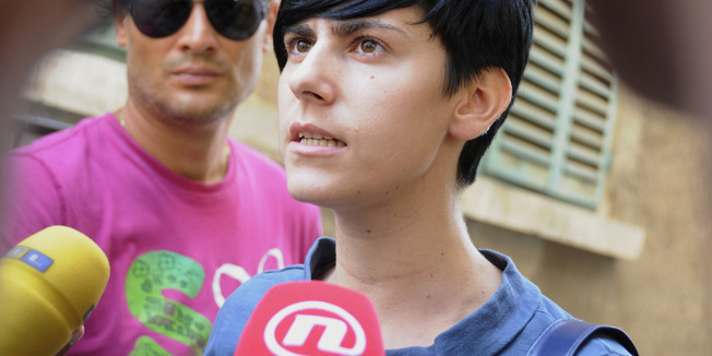 Sibenik, 090811.Zgrada suda. Saslusanje svjedoka u istraznom postupku protiv Dragana Paravinje osumnjicenog za tesko ubojstvo maloljetne Antonije Bilic iz Drnisa.Na slici: starija sestra Antonije Bilic, Ana ispred zgrade suda.Foto: Marija Mihic / CROPIX