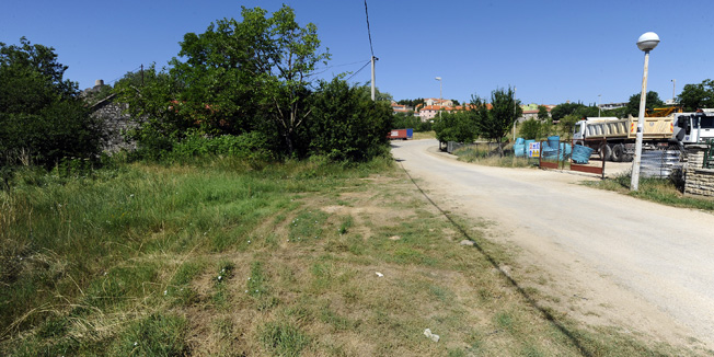 Drnis ,230611 .Konobarica iz jednog kafica u Drnisu vecer prije nestanka Antonije Bilic posluzivala je vozaca kamiona koji joj je rekao da ce prespavati u Drnisu te ujutro ici prema Splituna slici vjerovatno mjesto gdje je parkirao kamionFoto: Niksa Stipanicev / CROPIX