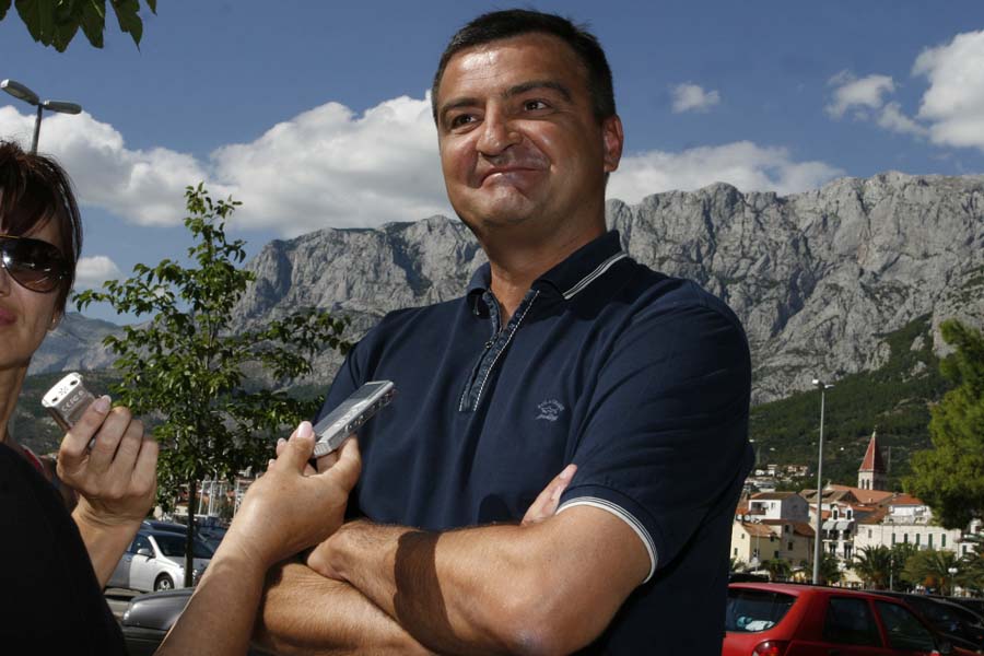 Makarska, 100811.Predsjednik uprave Hrvatskih Auto Cesta Stjepko Boban, koji  je trenutno na odmoru, odgovorio je na pitanja novinara u vezi sa zaposljavanjem radnika na naplatnim kucicama u VrgorcuNa slici: Stjepko Boban-predsjednik uprave HAC-a.Foto: Ivo Ravlic / CROPIX