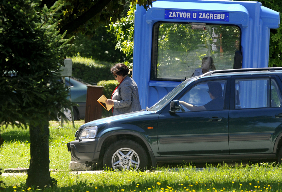 Zagreb, 110811.Zatvor Remetinec. Mirjana Sanader dosla je danas tocno u podne u posjet suprugu, bivsem premijeru RH Ivi Sanaderu. Na slici: Mirjana Sanader u Remetinec je stigla terencem splitskih registarskih oznaka. Foto: Damir Krajac / CROPIX?