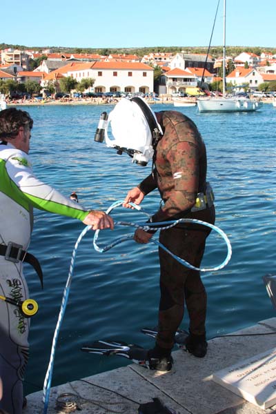 Primosten,110811.Kristijan Curavic zaronio je ispod Primostenske rive i ostat ce na dubini od 5. metara 24 sata.Foto. Vedrana Stocic / CROPIX