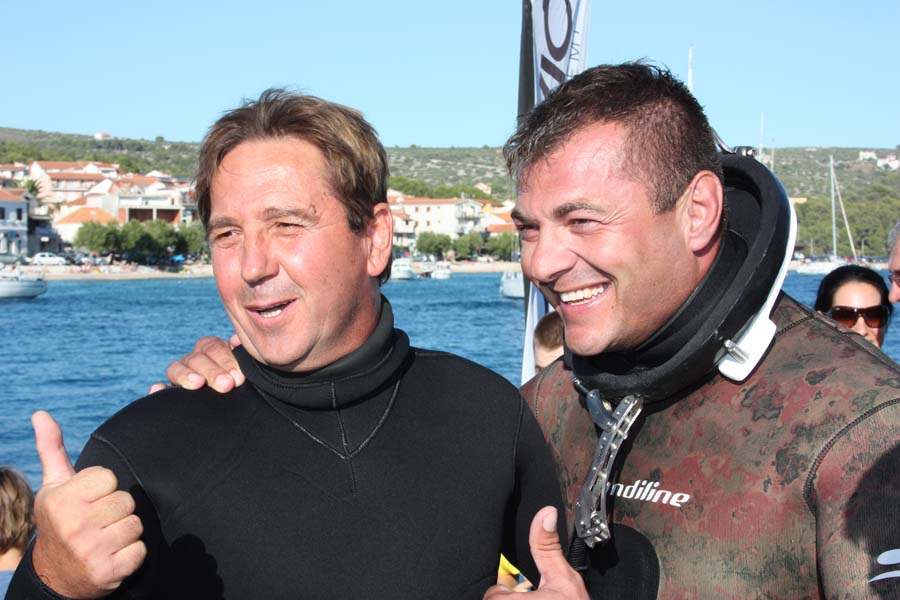 Primosten,110811.Kristijan Curavic zaronio je ispod Primostenske rive i ostat ce na dubini od 5. metara 24 sata.Na slici: Stipe Petrina i Kristijan Curavic pred skok.Foto. Vedrana Stocic / CROPIX