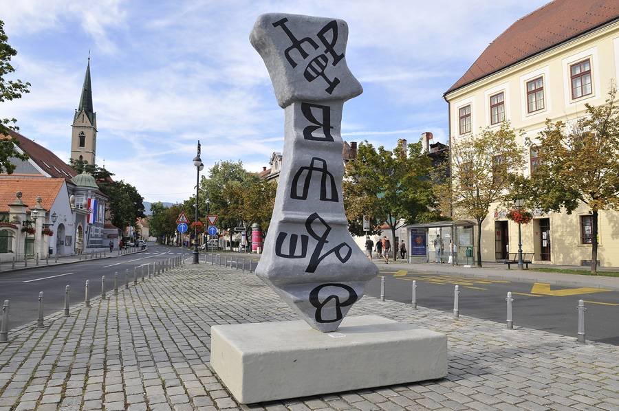 Zagreb, 120811. Turisticka zajednica grada Zagreba zajedno sa umjetnicima pokrenili su projekt KravatArt-Zagreb 2011. Instalacije su postavljene na Kaptolu i na Trgu Marsala Tita. Na slici: instalacija na Kaptolu.Foto: Damir Krajac / CROPIX