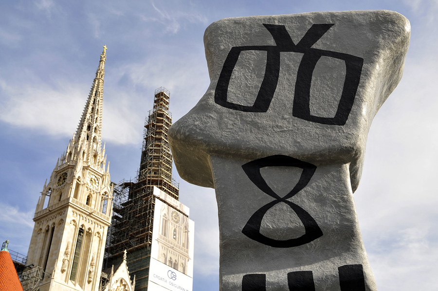 Zagreb, 120811. Turisticka zajednica grada Zagreba zajedno sa umjetnicima pokrenili su projekt KravatArt-Zagreb 2011. Instalacije su postavljene na Kaptolu i na Trgu Marsala Tita. Na slici: instalacija na Kaptolu.Foto: Damir Krajac / CROPIX