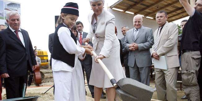 Donja Stubica, 300711.Toplicka 27.Premijerka RH Jadranka Kosor sudjelovala je na svecanosti pocetka izgradnje nove sportske dvorane uz osnovnu skolu Donja Stubica.Foto: Goran Mehkek / Cropix