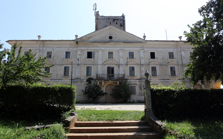 Novigrad, Dajla, 020811.Samostan Dajla smjesten je uz samo more uz cestu na relaciji  Novigrad- Umag. Sam samostan je u vrlo derutnom stanju. U centralnoj zgradi pokraj crkve, zadnja upotreba zgrade bila je u svrhu starackog doma. Drugi dioio je osamdesetih godina Istraturist preuredio u uljaru i podrum ali s nastankom nove drzave to im je oduzeto te vraceno crkvi. Sada stoji zakljucano, zapusteno i prazno. Centralni toranj upotrebljava se jedino kao stup za mobitel antenu. Na slici je samostan Dajla Foto: Goran Sebelic / CROPIX                              