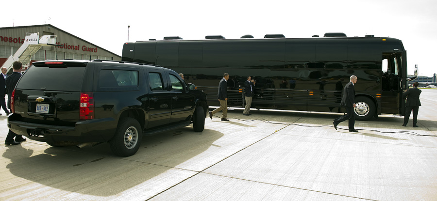 US President Barack Obama (C) walks to his bus as he arrives in Minneapolis-St. Paul International Airport, Minnesota, August 15, 2011, where he is to begin his three-day bus tour in the Midwest centering on ways to grow the economy.          AFP PHOTO/Jim WATSON