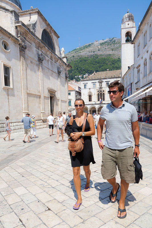  Dubrovnik 160811.U Dubrovniku se vec par dana odmara Iva Majoli i suprug Stipe Maric. Danasnje jutro proveli su ispijajuci kavu u hladu Gradske kavane. Sa Ivom je bio i psic Lori. Sutra idu iz Dubrovnika u Zagreb.Foto: Sinisa Sunara / Cropix