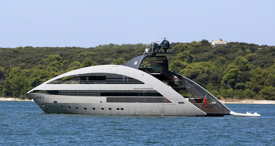 Pula, 170811. U pulsku luku jutros je uplovila  jahta Ocean Emerald. Ova spektakularna moderna ljepotica duzine 41 metar pravo je remek djelo moderne brodogradnje. Poseban naglasak kod uredjenja interijera stavljen je na svjetlo i prostor. Sedmeroclana posada brine se od 12 gostiju smjestenih u 5 ogromnih apartmana. Unutarnji dizajn jahte u potpunosti je podredjen usluzi i komforu i najrazmazenijih gostiju.Foto: Goran Sebelic / CROPIX                              