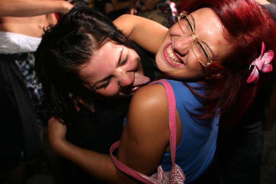 Dubrovnikk, 190811.Oko sest tisuca ljudi partijalo je do ranih jutarnjih sati na najvecem ovosezonskom partyju na plazi u Kuparima uz jednog od najboljih svjetskih DJ-a Carla Coxa. Cox je docekan spektakularnim vatrometom, a kao sto je i obecao protresao je Kupare uz zestoke ritmove i priredio pravi spektakl. Uz Coxa nastupili su i domaci DJ-i Pero Fullhouse, Pully, Rendy, Torres, Gata, Gunch, Topa i Ship.Foto: Niksa Duper / Dubrovacki vjesnik / CROPIX