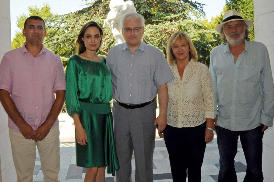 Brijuni, 200811.U Bijeloj vili na Brijunima predsjednik Josipovic primio je Angelinu Jolie na radni dorucak na kojem je bila prisutna i Djurdja Adlesic, kao i predstavnici Hrvatskog centra za razminiranje. Plan je da se poznata glumica, koja je ujedno i borac za ljudska prava i veleposlanica UNICEF-a, upozna s hrvatskim projektima i problemima mina te da je se pokusa pridobiti da se u njih izravno ukljuci. Na slici: americka glumica Angelina Jolie, predsjednik RH Ivo Josipovic, Djurdja Adlesic i glumac Rade Serbedzija tijekom radnog dorucka.Foto: Ured Predsjednika / HINA / CROPIX