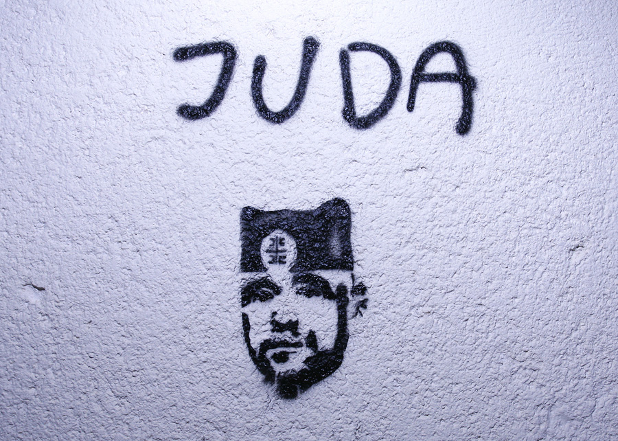 Hvar, 230811.Grafit sa likom bivseg Hrvatskog predsjednika Stipe Mesica sa cetnickom kokardom na glavi pojavio se ovih dana na nekoliko mjesta u gradu.Foto: Damjan Tadic / CROPIX