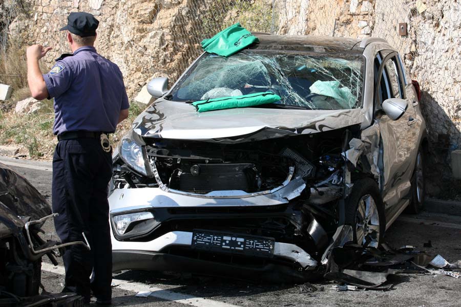 Dubrovnik, 230811.U prometnoj nesreci koja se danas oko 14:30 dogodila na Dupcu, Zupa dubrovacka frontalno su se sudarila dva osobna vozila. Jednim automobilom upravljao muskarac dok su u drugom automobilu bili zena i dijete. Svi troje su ozlijedjeni i vozilima Hitne pomoci prebaceni u Opcu bolnicu Dubrovnik. Od 14:30 sati do zavrsetka ocevidanesto iza 16 sati promet Drzavnom cestom D-8 je bio zatvoren, te se odvijao obilazno preko Komolca, Sumeta i Gornjeg Brgata.Foto: Niksa Duper / Dubrovacki vjesnik / CROPIX