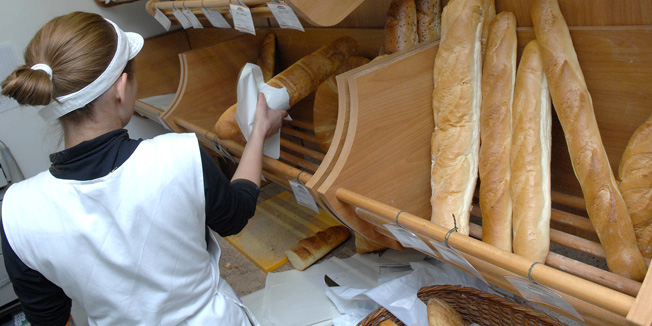 Split, 180211.Akcija jeftinijeg kruha poslije sest sati popodne u splitskim pekarama omogucila je nasim sugradjanima da znatno ustede na kucnom proracunu.Na fotografiji detalj iz pekare.Foto: Mario Todoric / CROPIX