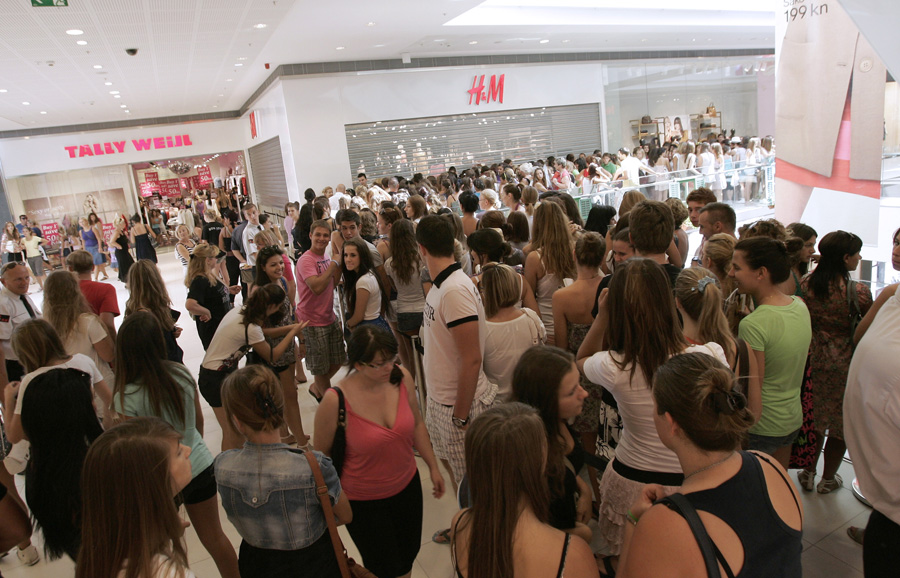 Split, 250811.Danas je u trgovackom centru City Center One otvorena trgovina HM.Guzva nije mimoisla ni ovo otvaranje. Kupci su bili mahom mladje djevojke. Neposredno prije otvaranja zaposlenici su zaplesali pred kupcima koji su jos cekali na ulazFoto: Jakov Prkic / Cropix