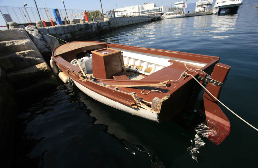 Preluk, Rijeka, 210811.Sinoc oko 22:40 sati doslo je do pomorske nesrece u uvali Preluk, jedan je muskarac ozlijedjen a za dugim traje potraga. Sudarili su se gliser kojim je upravljao 35-godisnjak iz Matulja i drvena ribarska brodica u kojoj se nalazilo 4 osobe. Ozlijedjen je 28-godisnjak iz Viskova, dok se za 28-godisnjakom iz Dobrinja jos traga. Obojica su se nalazili na drvanoj pasari u trenutku sudara. Na slici: ribarska brodica.Foto: Tea Cimas / Cropix