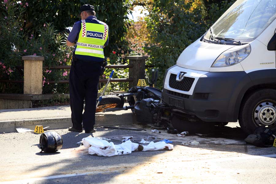 Cikovici, Kastav, 290811.Jedna je osoba poginula u prometnoj nesreci koja se dogodila oko 14:30 u Cikovicima 77, na cesti prema Kastvu. U nesreci su sudjelovali motocikl marke Aprilia i teretno vozilo Peugeot. Kako nesluzbeno saznajemo, vozac Aprilie prilikom pretjecanja izgubio je nadzor nad motociklom te je podletio pod teretno vozilo koje je dolazilo iz suprotnog smijera i na mjestu preminuo. Uzroci nesrece se utvrdjuju, ocevid je u tijeku.Foto: Tea Cimas / Cropix