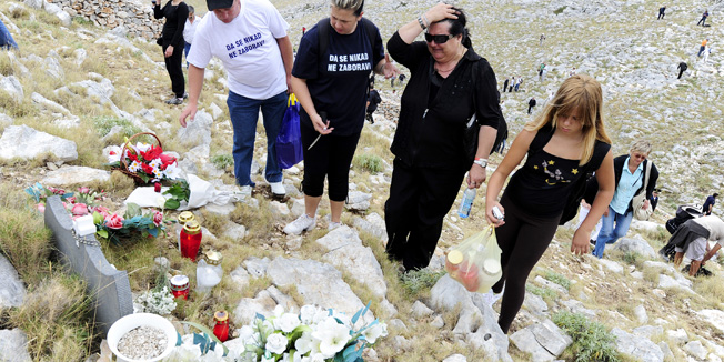 Otok Kornat, 300810.Uvala Sipnata.Treca godisnjica Kornatske tragedije staradavanj dvanaest vatrogasaca na otoku Kornatu.Na slici obitelj iznad mjesta stradavanja.Foto: Niksa Stipanicev / CROPIX