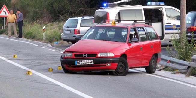 Dubrovnik, 030911.Cetirii su osobe tesko ozlijedjene u Opel Astri karavan njemackih registracija u teskoj prometnoj nezgodi koja se dogodila oko 3,25 sati na D- 8 (jadranskoj magistrali) 12 km zapadno od Dubrovnika. U vozilu se nalazilo sedam mladih osoba od kojih su tri prosle bez ozljeda dok su od tesko ozlijedjenih dvije zadrzane na lijecenju u Opcoj bolnici Dubrovnik a po jedna osoba helikopterom je u ranim jutarnjim satima hitno prevezena do Splita a jedna u Zagreb.Foto: CROPIX