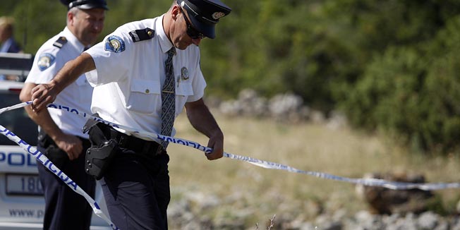 Bilisane Donje, 230611.Policija je jutros sa 10-tak vozila dosla u cesljanje terena u zaseoku Paravinja u kojem se nalazi kuca vozaca kamiona koji se sumnjici da je povezao maloljetnu Antoniju Bilic kojoj se gubi svaki trag.Foto: Jure Miskovic / CROPIX