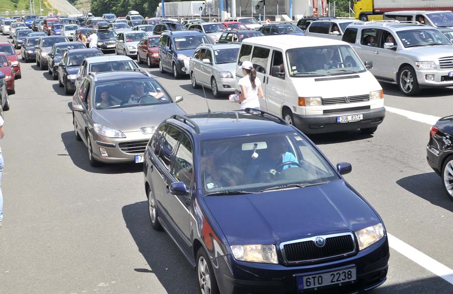 Macelj, 020611. Guzve na ulazu u Hrvatsku na granicnom prijelazu Macelj. Ulazilo se u 7 traka, a kolona u Sloveniji bila je duga nekoliko kilometara.Bruno Konjevic / CROPIX