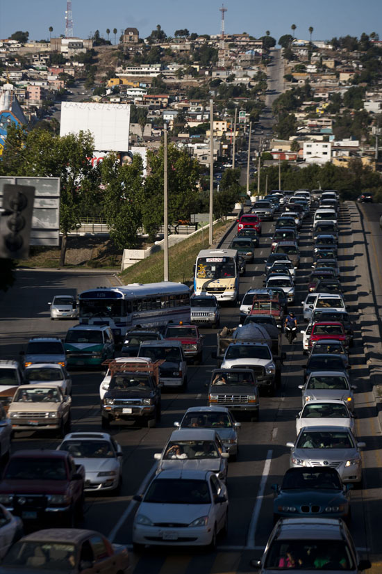 Traffic gridlock is seen during a massive power outage September 8, 2011 in Tijuana, Mexico. At least 1.4 million customers are without electricity in Mexico and southern California and Arizona states in the neighboring United States.  San Diego Gas & Electric (SDGE) in California said an incident in the network between Arizona and California had caused the outage, which also affected neighboring Mexico and could continue into Friday, September 9.  AFP PHOTO / FRANCISCO VEGA