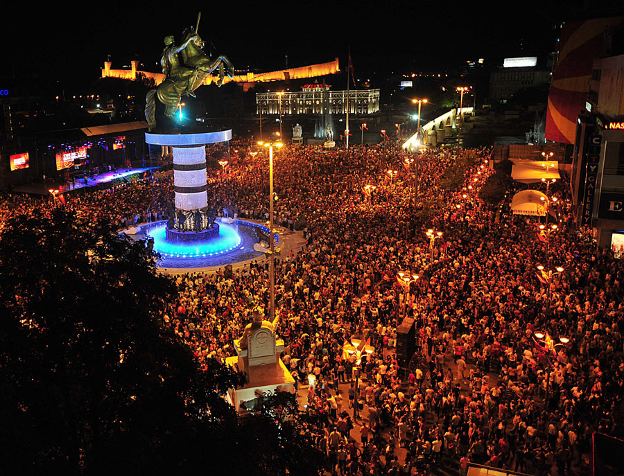 Skopje, 080911.Veceras u centru Skopja proslavilo se 20 godina nezavisnosti Republike Makedonije i uspesno sprovedenog referenduma na kome su 8 septembra 1991godine gradjani izglasali samostojnu i suverenu Makedoniju. Centralni program, koji ima kosmopolitski znacaj odrzao se na trgu. Tim povodom je svecano pustena fontana na kojoj je grandiozni kip Aleksandra Makedonskog, Muzej Makedonske borbe, kao i trijumfalna kapija 'Makedonija'. Ulice Skopja bile su pune odusevljenih gradjana koji su slavili do dugo u noc.Foto: Maja Zlatevska / Cropix
