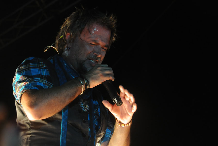 Podgorica, Crna Gora, 090911.Zlatan Stipisic Gibonni nastupio je na Stadionu malih sportova u Podgorici u sklopu proslave pet godina postojanja Crnogorskog Telekoma.Na slici: detalj s koncerta.Foto: Savo Prelevic / CROPIX