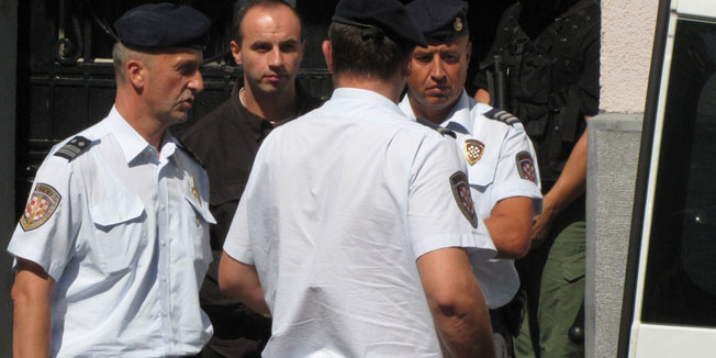 Sisak, 130911.Robert Matanic, koji je zbog ubojsva Ive Pukanica na sudu u Zagrebu osudjen na 33 godine zatvora, doveden je iz Remetinca u utorak, 13. rujna, na sudjenje na Opcinski sud u Sisku. Sutkinja Natasa Brlekovic osudila ga je na godinu dana zatvora zbog kaznenog djela neovlastenog posjedovanja velike kolicine vatrenog oruzja i streljiva. Matanic je na sudu izjavio da se osjeca krivim. Na slici: Matanic je u Sisak prevezn iz Remetinca uz jake mjere osiguranja.Foto: Mate Piskor / CROPIX   