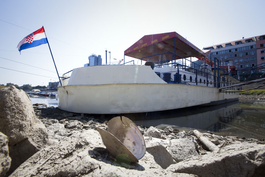 Osijek, 140911.Zbog dugotrajnog razdoblja bez kise vodostaj Drave kod Osijeka iznosi samo minus 137 cm. Najnizi izmjeren vodostaj Drave bio je 2003 godine kada je iznosio minus 168 cm ali nadlezni iz Hrvatskih voda vjeruju da taj rekord nece biti dostignut. Zbog niskog vodostaja otezana je i plovidba rijekom Dravom.Na fotografiji: Brod Zuta podmornica MNK kluba Drava koji je smjesten u zimskoj luci dijelom se nalazi na suhom.Foto: Vlado Kos / CROPIX