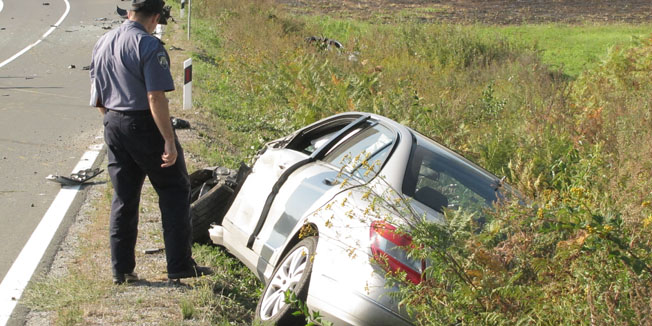 Sisak, 150911.U teskoj prometnoj nesreci na drzavnoj cesti Petrinja-Gvozd, u mjestu Donja Cemernica kod Topuskog, u direktnom sudaru dvaju osobnih autopmobila poginuo je 24-godisnji mladic s podrucja Krapine Danijel K., dok je jedna osoba (37) s podrucja Siska ozlijedena. Fiat Punto poginulog vozaca u potpunosti je smrskan u sudaru s mercedesom, a tijeklom nesretnog mladica morali su iz smrskanog vozila izvlaciti vatrogasci iz Topuskog.Foto: Mate Piskor / CROPIX                             
