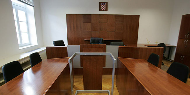 zagreb 310506nova sudnica u  zgrdi sud u savskafoto damjan tadic-desk-